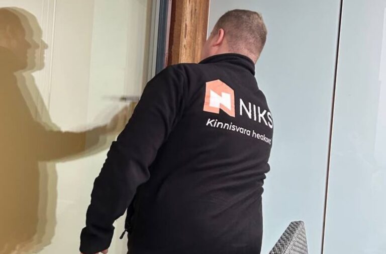 Ukseklaasi pesemine NIKSi töötaja poolt
