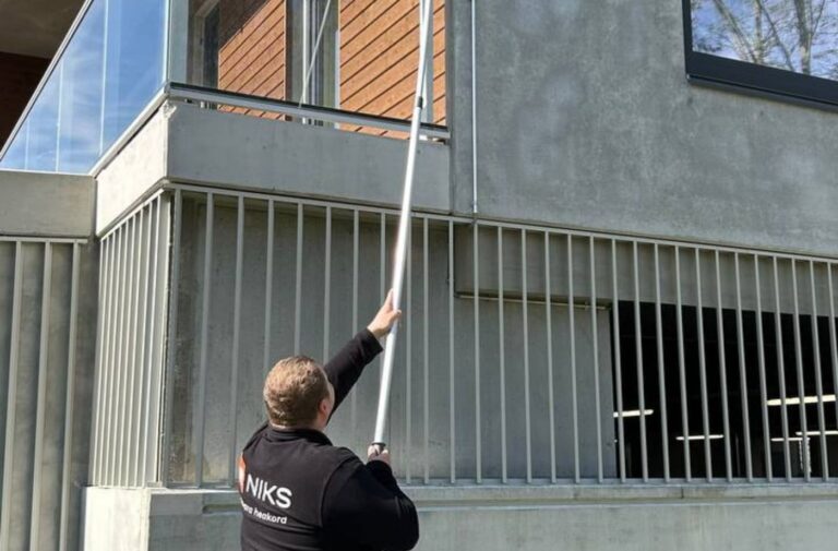 Kõrgelt asetseva akna pesemine NIKSi spetsialisti poolt