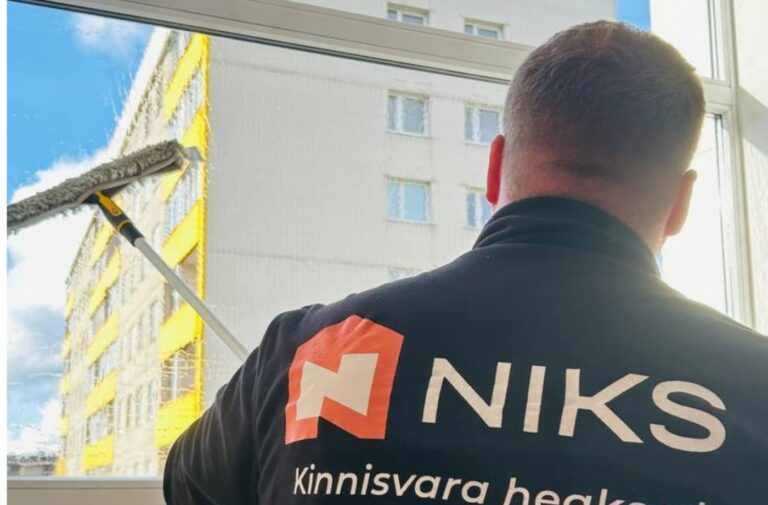 NIKS töötaja peseb kortermaja akent seestpoolt