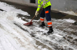 Lumekoristus käsitsi – kõnnitee ja sissepääsu puhastus labidaga