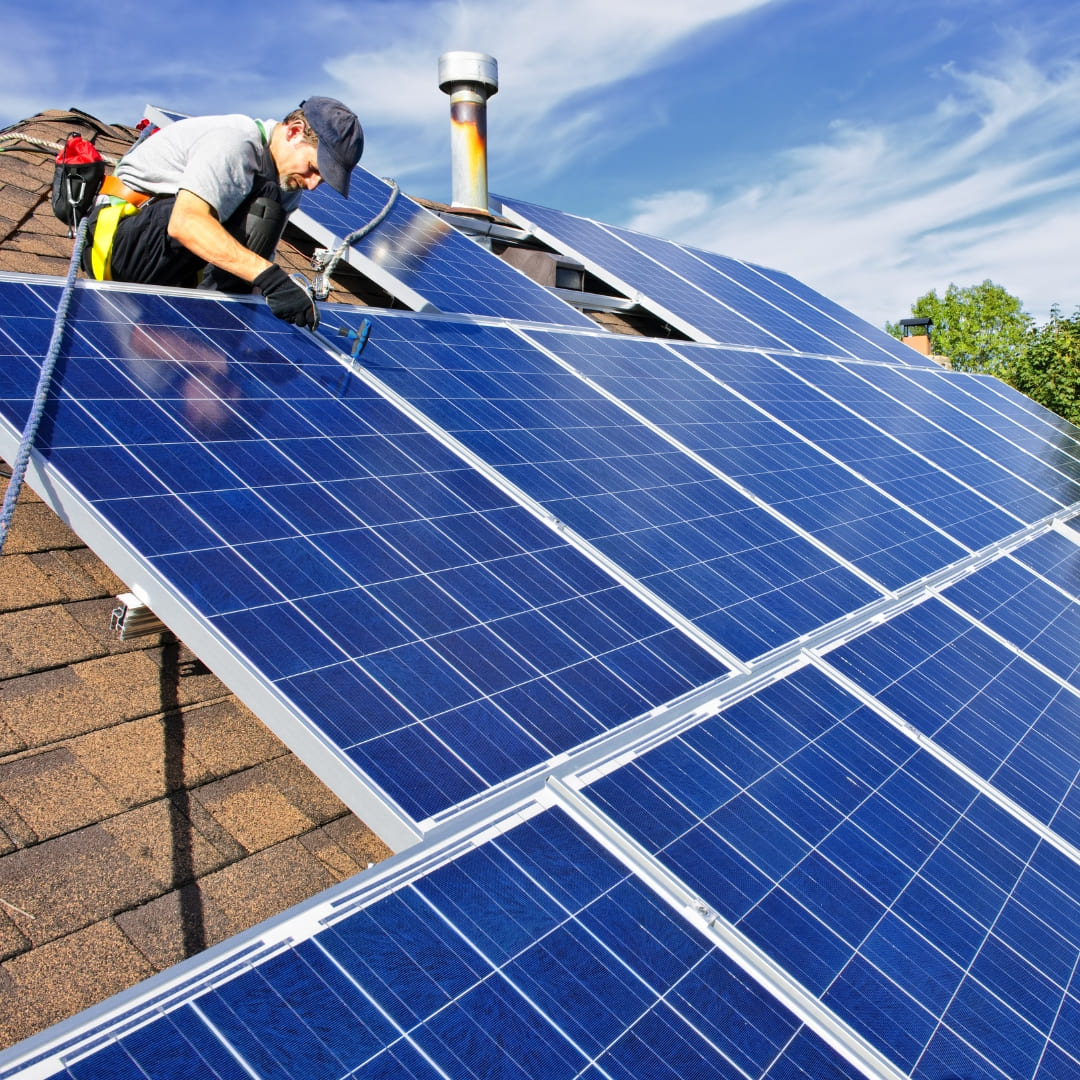 Päiksepaneelide paigaldus ja hooldus – paneelid, inverter ja kaabeldus katusel