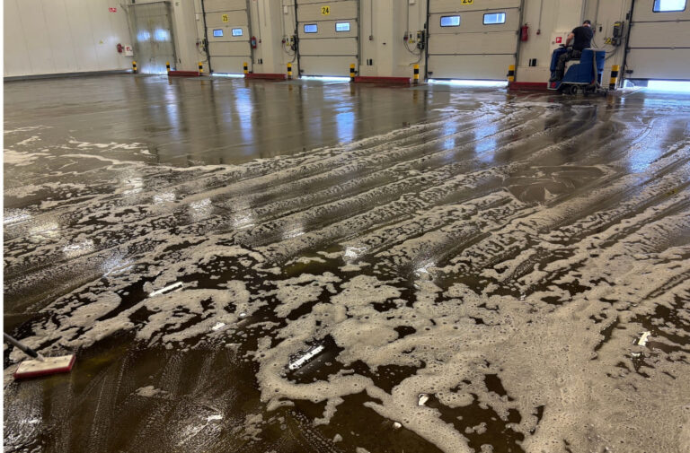 Lao- ja tööstuspindade puhastamine – laopõranda sügavpesu vahuga