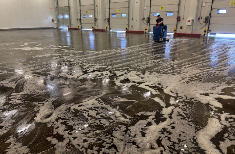 Lao- ja tööstuspindade puhastamine – põrandapesumasin laopinnal